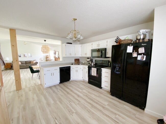 1144 Oak Way Dr in Webb City, MO - Building Photo - Building Photo