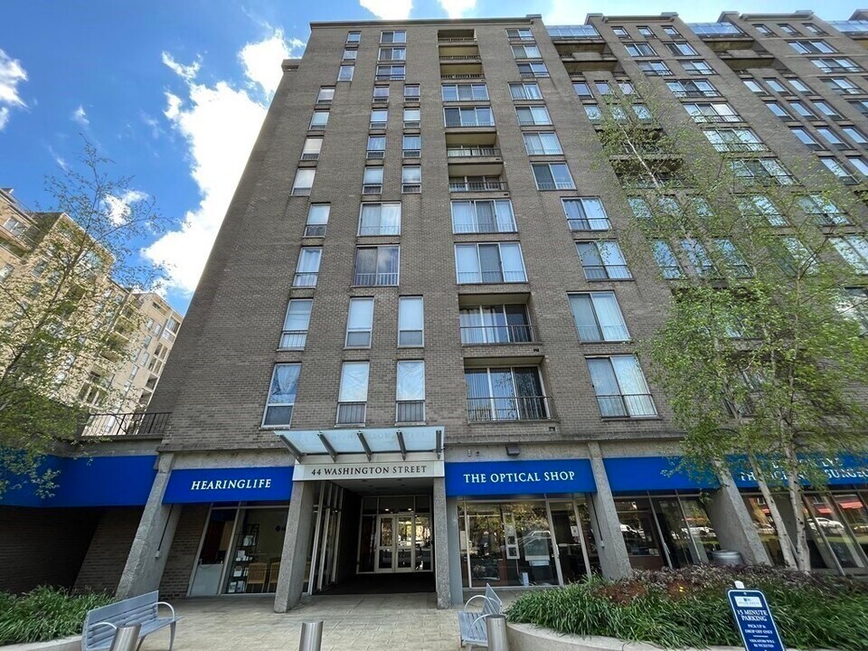 44 Washington St in Brookline, MA - Foto de edificio