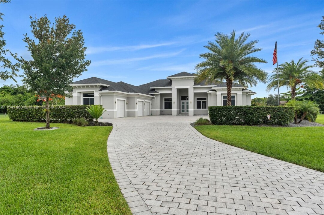 5501 SW 130th Ave in Southwest Ranches, FL - Foto de edificio