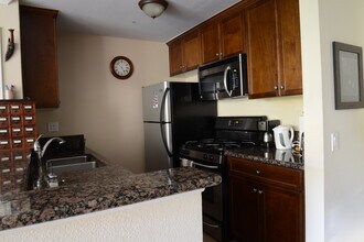 7320 Hawthorn Ave, Unit 205 in Los Angeles, CA - Building Photo - Building Photo