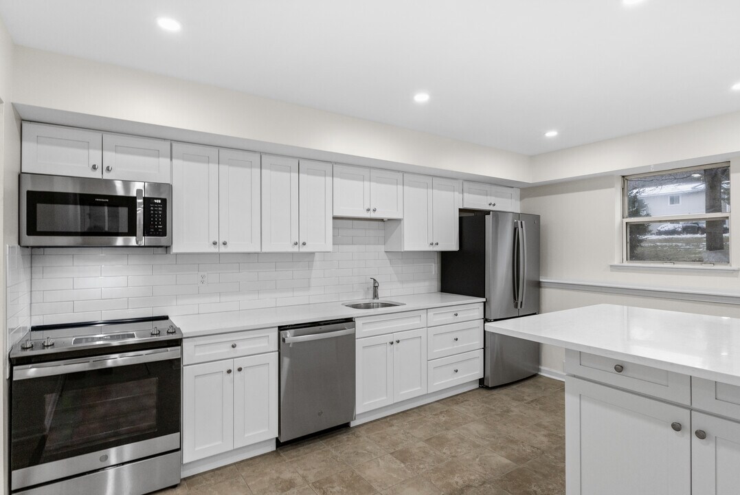 4 Horizon View Dr W in East Greenbush, NY - Building Photo