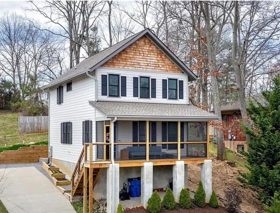 19 Bryant St in Asheville, NC - Building Photo