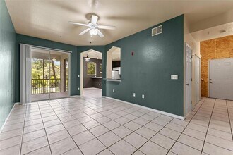 5039 Sunridge Palms Dr, Unit 204 in Tampa, FL - Foto de edificio - Building Photo