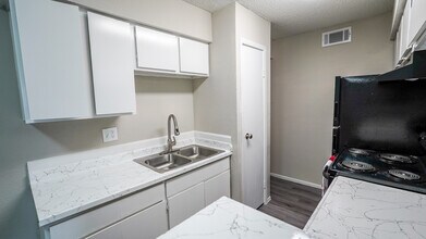 Avery Place in Houston, TX - Building Photo - Building Photo