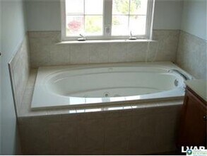 8376 Scenic View Dr in Breinigsville, PA - Building Photo - Building Photo