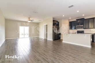 1320 Oak Crest St in Davenport, FL - Foto de edificio - Building Photo