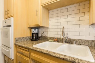 1348 N Vista St in Los Angeles, CA - Foto de edificio - Building Photo