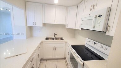 8231 NW 8th St, Unit 2502 in Miami, FL - Building Photo - Building Photo