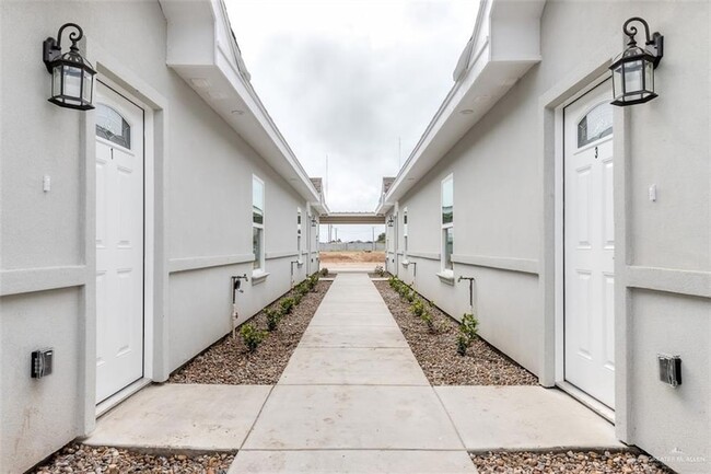 304 S Retama Ln, Unit 2 in Weslaco, TX - Building Photo - Building Photo