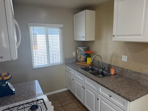 9320 Elm Vista Dr in Downey, CA - Foto de edificio - Building Photo