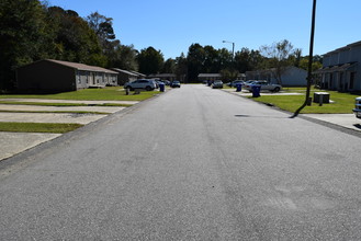 Creeks Edge Townhomes in Fayetteville, NC - Building Photo - Building Photo