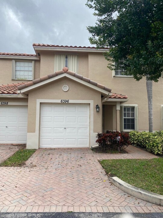 6396 Park Lake Cir in Boynton Beach, FL - Building Photo