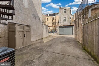 1217 Green St, Unit B in Philadelphia, PA - Building Photo - Building Photo