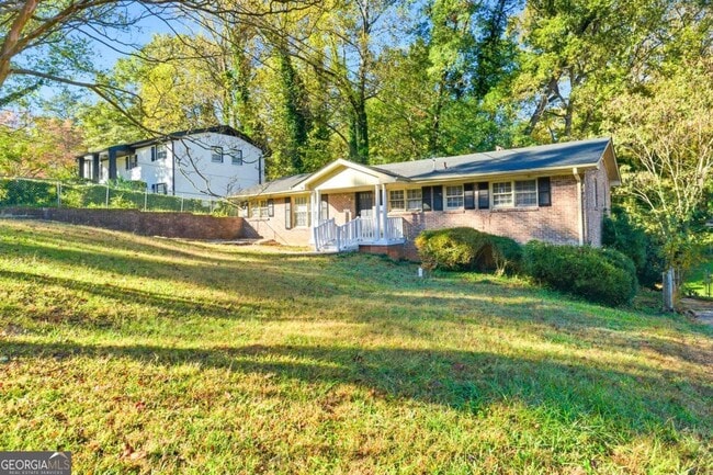 1961 Valley Ridge Dr SW in Atlanta, GA - Building Photo - Building Photo
