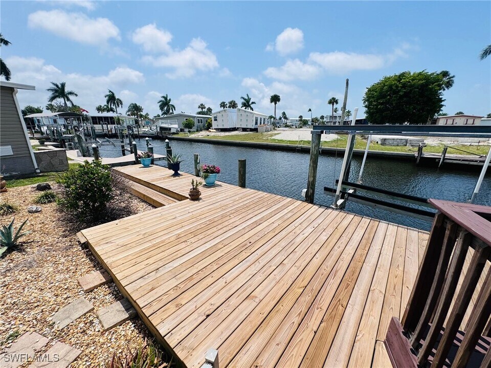 11321 Bougainvillea Ln in Fort Myers Beach, FL - Building Photo