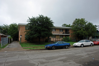 St. Charles Apartments in Dallas, TX - Building Photo - Building Photo