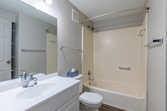 Laurel Bay in Ypsilanti, MI - Building Photo - Interior Photo