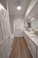 550 Camino de la Reina, Unit 550 in San Diego, CA - Building Photo - Building Photo