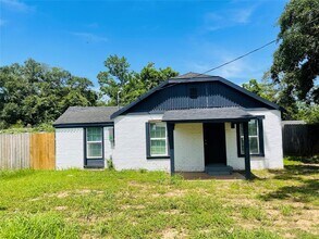 506 N Hackberry St in Sweeny, TX - Building Photo - Building Photo