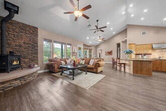 18087 Newview Dr in Lake Hughes, CA - Building Photo - Building Photo