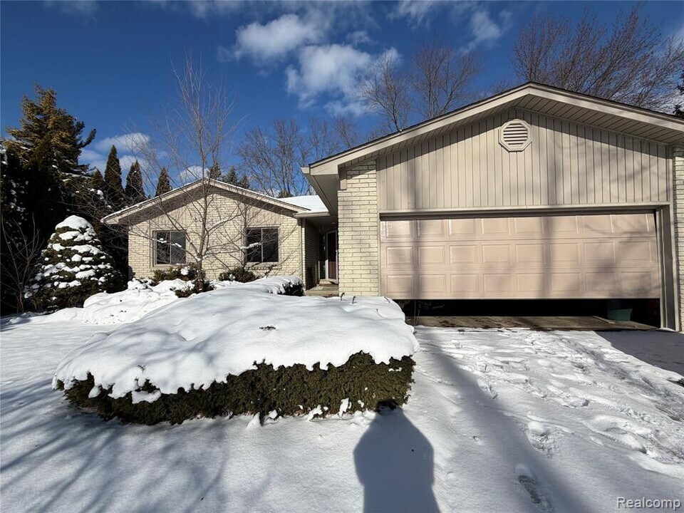 48 Webb Ave in Troy, MI - Building Photo