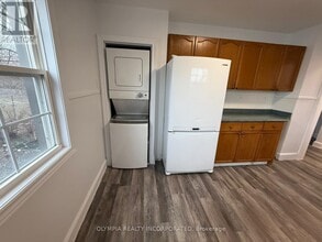 76 Martindale Rd in St Catharines, ON - Building Photo - Building Photo