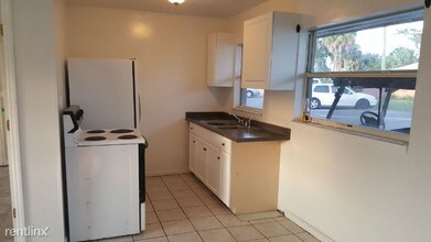1128 Neptune Dr in Ruskin, FL - Building Photo - Building Photo