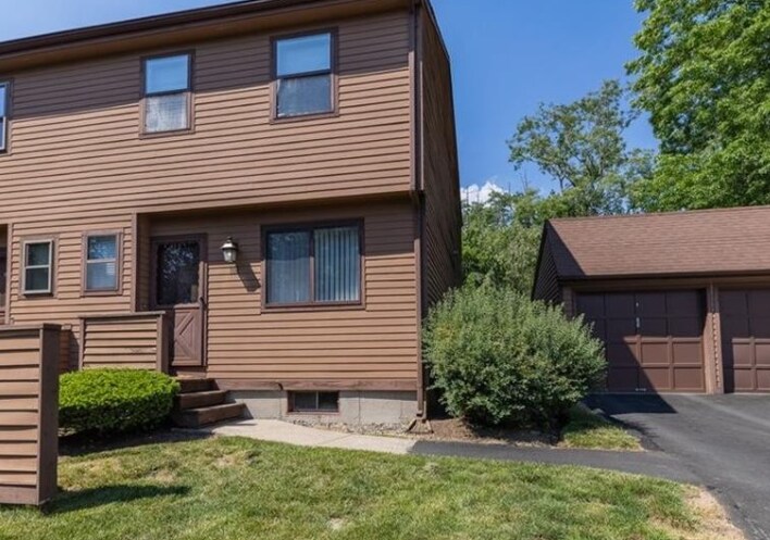 108 Cedar Knolls Dr in Branford, CT - Building Photo