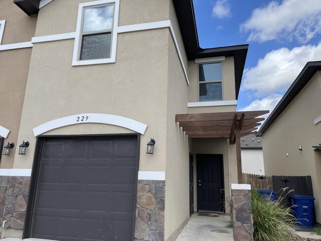 229 Welland Dr in Laredo, TX - Building Photo - Building Photo