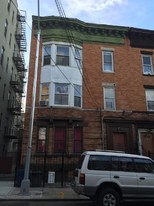 881 Irvine St Apartments