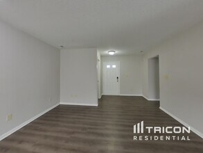 10339 Draycott Ave in Indianapolis, IN - Foto de edificio - Building Photo
