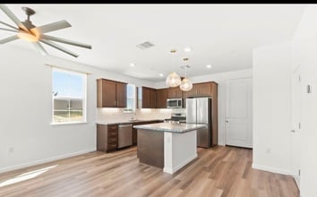 4363 E Commerce Way in Sacramento, CA - Building Photo - Building Photo