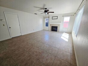 712 Carrboro Ln in Modesto, CA - Foto de edificio - Building Photo