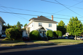 1910 NE Weidler St in Portland, OR - Building Photo - Building Photo