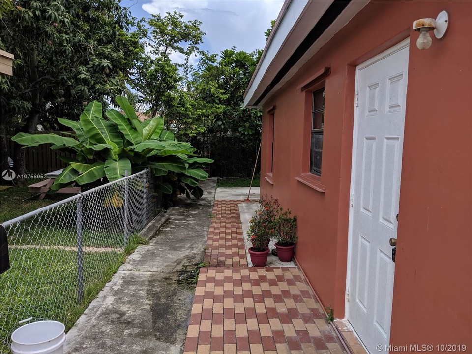11801 SW 181st Terrace-Unit -2 in Miami, FL - Building Photo