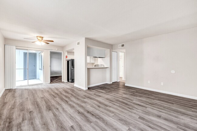 Trenton Place in Houston, TX - Foto de edificio - Interior Photo