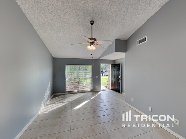 5311 Starhill Pl in Tampa, FL - Building Photo - Building Photo