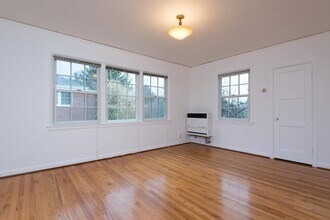 5440 NE Sandycrest Terrace in Portland, OR - Building Photo - Building Photo