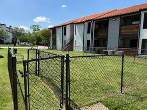 390 Shady Ln Dr, Unit 250 in Fort Worth, TX - Foto de edificio - Building Photo