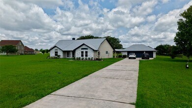 9035 Point Dr in Beach City, TX - Building Photo - Building Photo