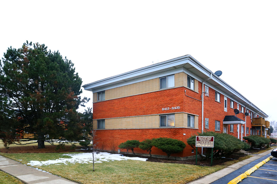 8413-8435 W Dempster St in Niles, IL - Building Photo