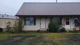 13696 Gaffney Ln in Oregon City, OR - Building Photo