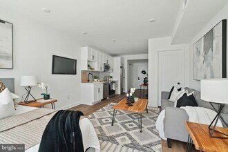 5904 Germantown Ave, Unit 204 in Philadelphia, PA - Foto de edificio - Building Photo