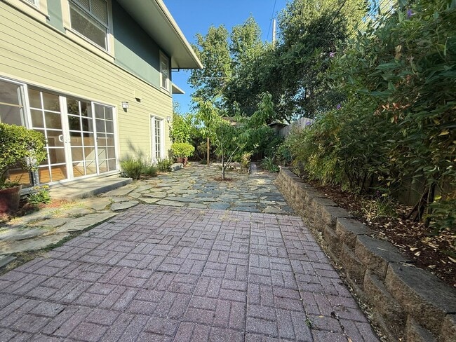 1050 Connecticut Dr in Redwood City, CA - Building Photo - Building Photo