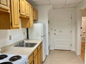 1077 Beacon St, Unit B in Brookline, MA - Foto de edificio - Building Photo