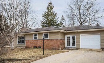 2285 E Carriage Hill Dr in Traverse City, MI - Building Photo