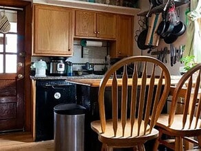 17 Montgomery St, Unit 2 in Cambridge, MA - Foto de edificio - Building Photo