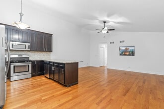 564 Dean St in South Elgin, IL - Building Photo - Building Photo