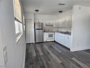 2670 Broadway in Ft. Myers, FL - Foto de edificio - Building Photo