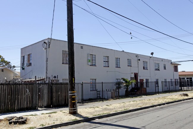 6400 Foothill Blvd in Oakland, CA - Foto de edificio - Building Photo